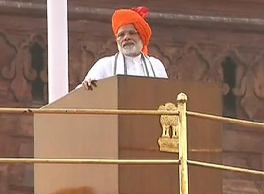 ২০১৯: রাজস্থানি স্টাইলের কমলা ও সবুজ রঙের পাগড়ি পরেছিলেন, সঙ্গে ছিল সাদা হাফ-শার্ট কুর্তা।